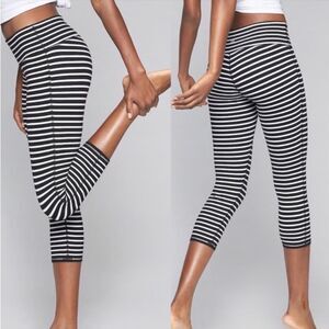 Athleta Chaturanga Black & White Striped Cropped Leggings Yoga Pants Size Small